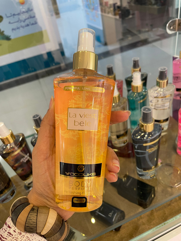 بادی اسپلش با رایحه لانکوم لاویه بل (Lancôme La Vie Est Belle)